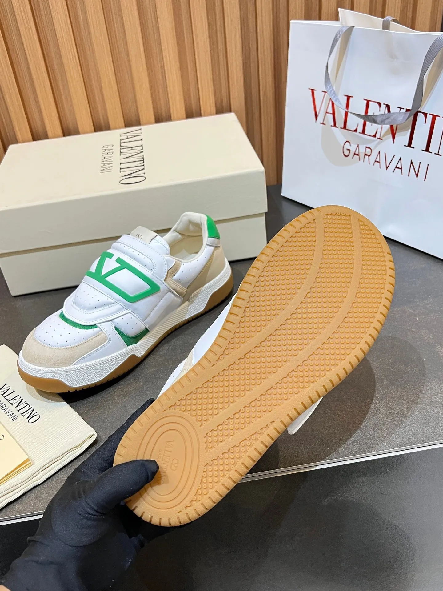 Men's men's shoes 💰760 VLTN Valentin 𝑶𝒏𝒆𝑺𝒕𝒖𝒅 Couple's sneaker series Valentino 2025 new couple's sneakers are on sale. The original ZP purchased and disassembled. Repeated pattern making and modification. The strength must be restored one to one! Top luxury masterpiece Velcro design Soft and comfortable imported calfskin 🧧brings excellent and elegant texture and excellent on-foot comfort Top purchasing version upper: imported calfskin surface/original oil edge craftsmanship Inner: water-dyed cowhide lining Outsole: original development 𝐓𝐏𝐔 two-color combination outsole Packaging: original configuration complete package Code number: 35-46 (45 46 customized)